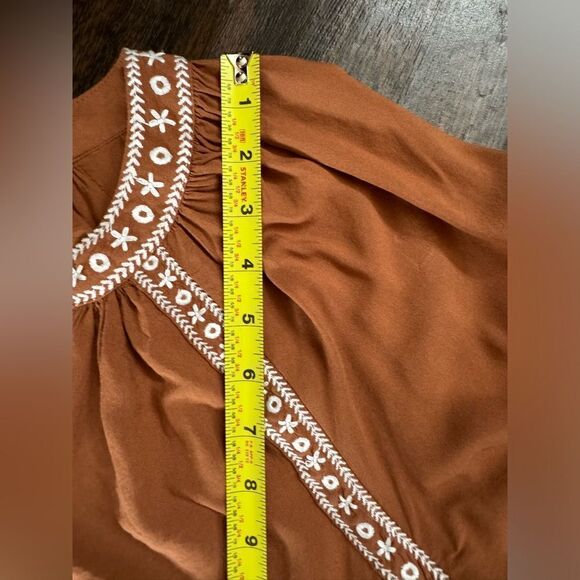 BELLDINI caramel color with off white scalloped trim
Embroidered Peasant Top Lg - Picture 8 of 11